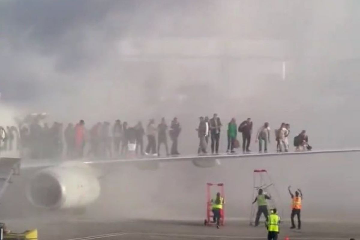 Incêndio atinge avião da American Airlines em Denver, EUA. Vídeo