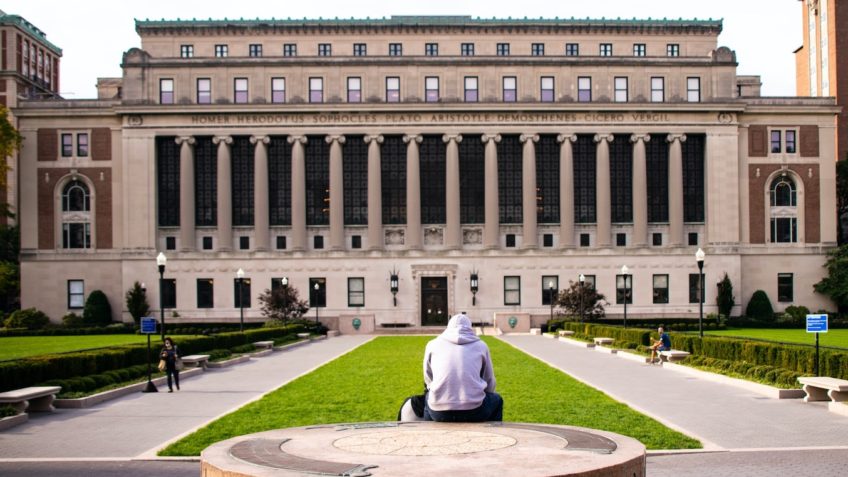 Universidade Columbia expulsa alunos envolvidos em protestos