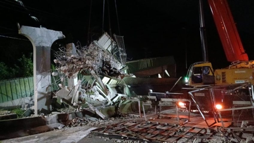 Carreta derruba passarela e interdita rodovia Anchieta em SP; veja imagens