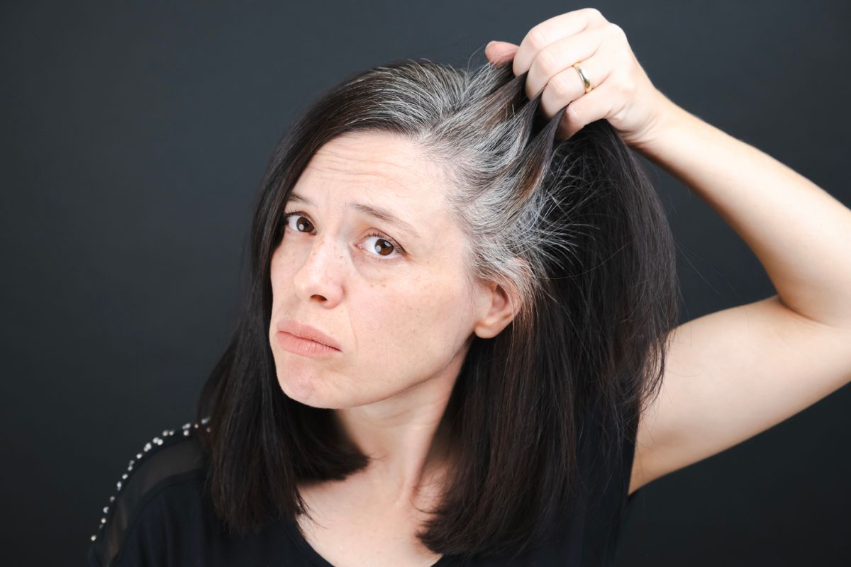 Estresse pode mesmo deixar o cabelo branco? Entenda