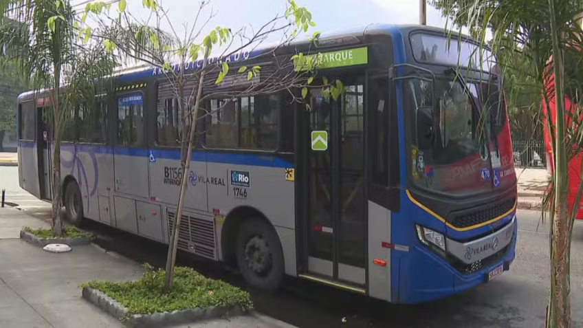 Homem com arma falsa sequestra ônibus com 70 pessoas no Rio