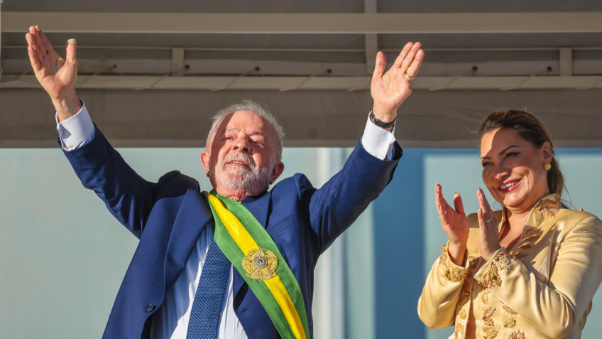 Lula elogia Sarney e diz ser necessário proteger a democracia