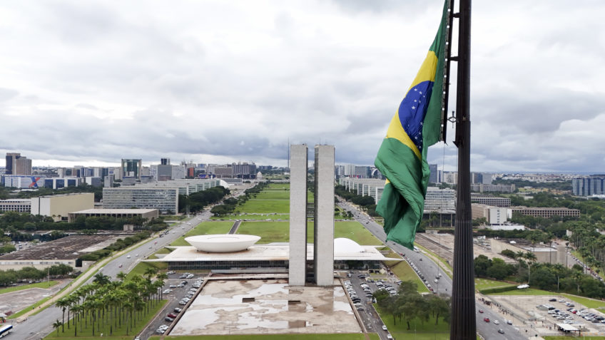 Com Motta e Alcolumbre ausentes, Congresso confirma Orçamento