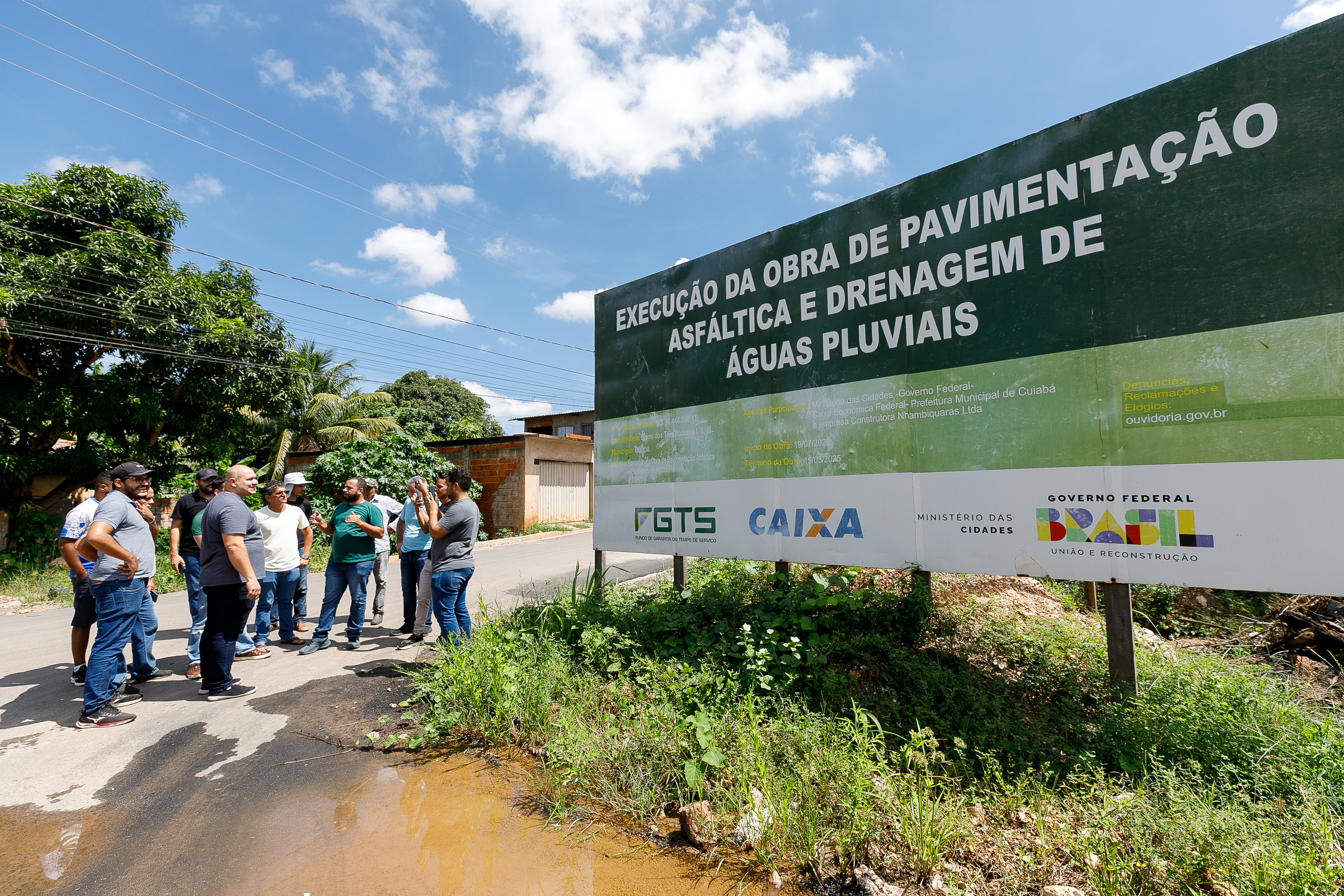 Prefeito vistoria obra de pavimentação e drenagem no bairro Três Poderes