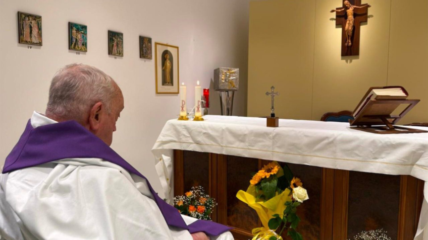 Papa Francisco concelebra missa em 1ª foto desde sua internação