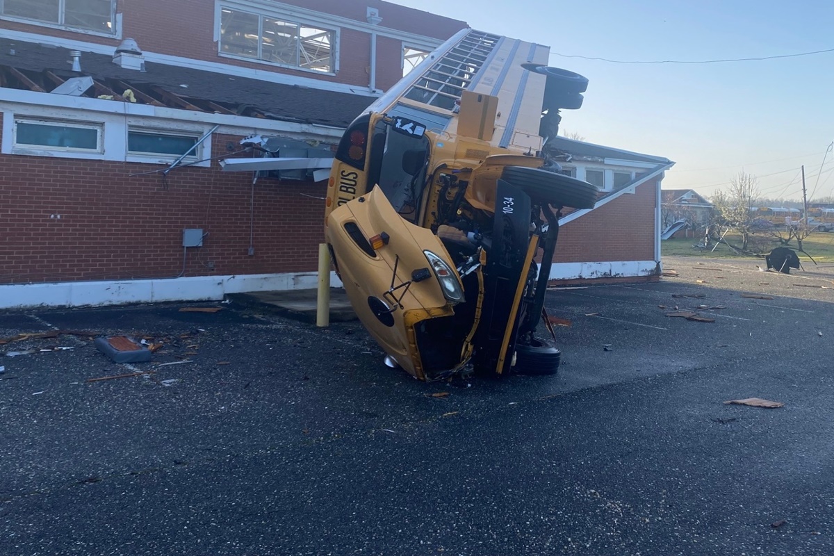 Vídeo: ônibus vai parar em telhado de escola após tornado nos EUA