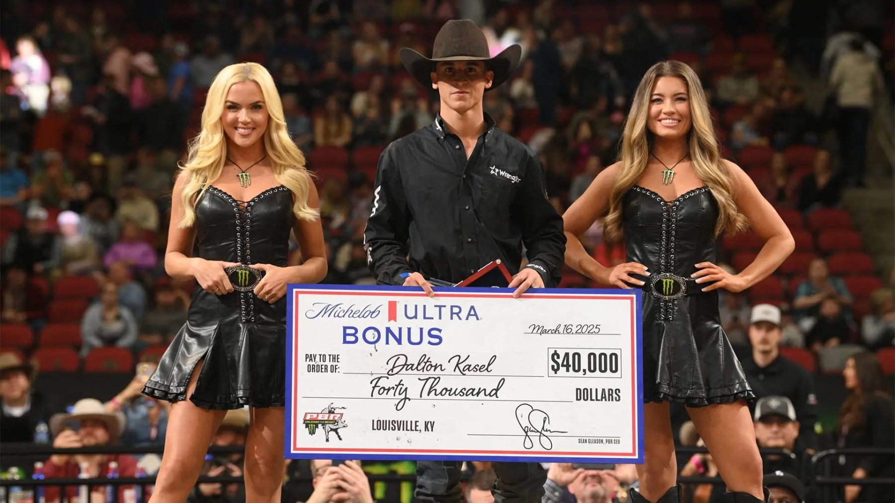 Título de melhor cowboy do mundo da PBR segue pegando fogo; veja onde está o Brasil