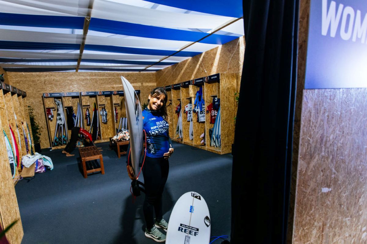 Vídeo: grávida, surfista francesa se emociona após eliminação na WSL