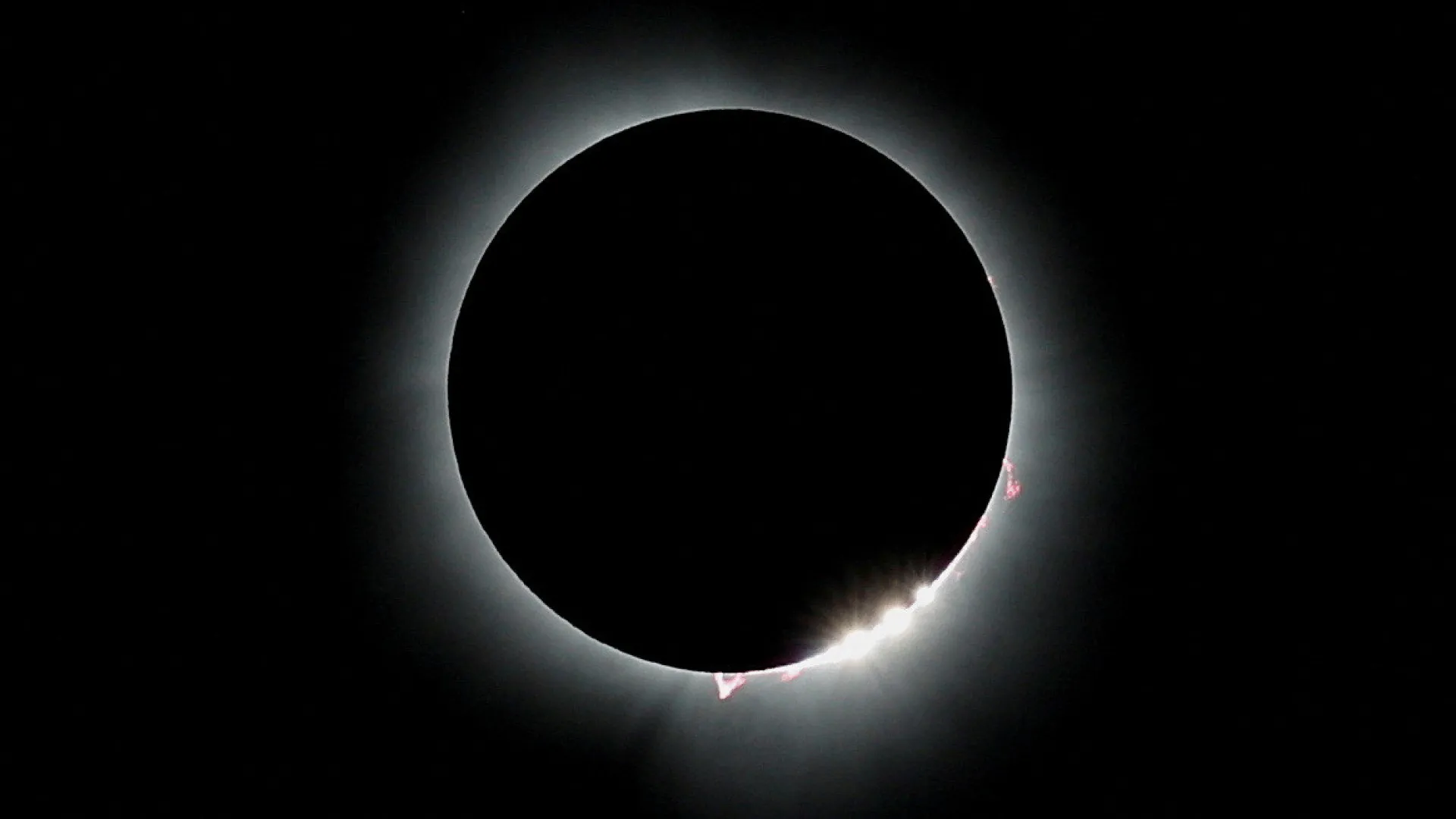 Eclipse solar total é registrado da Lua por missão da Firefly