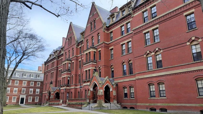 Harvard ampliará ensino gratuito a alunos de baixa renda dos EUA