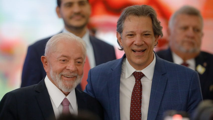 Ao vivo: Lula assina projeto que isenta IR até R$ 5.000