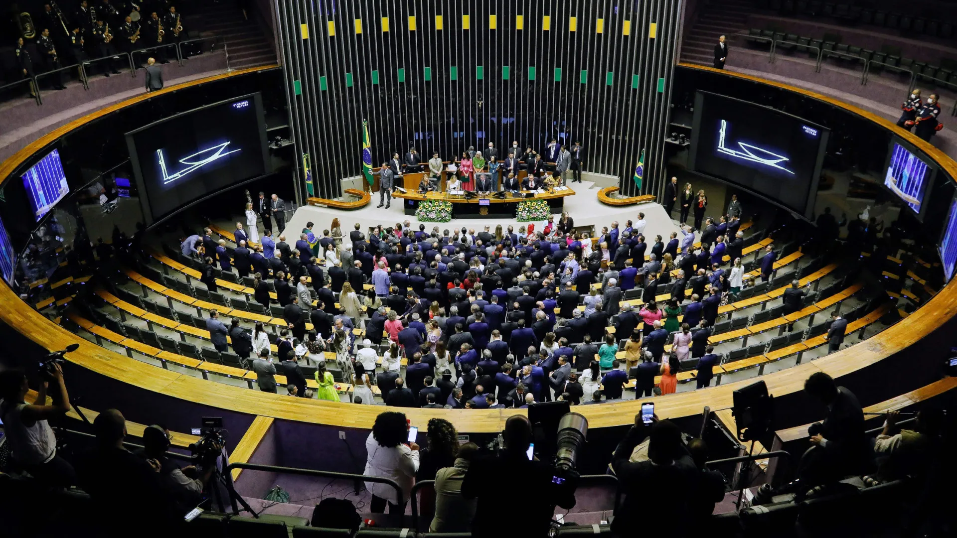 Câmara cita "convulsão" e pede que STF adie 7 perdas de mandato