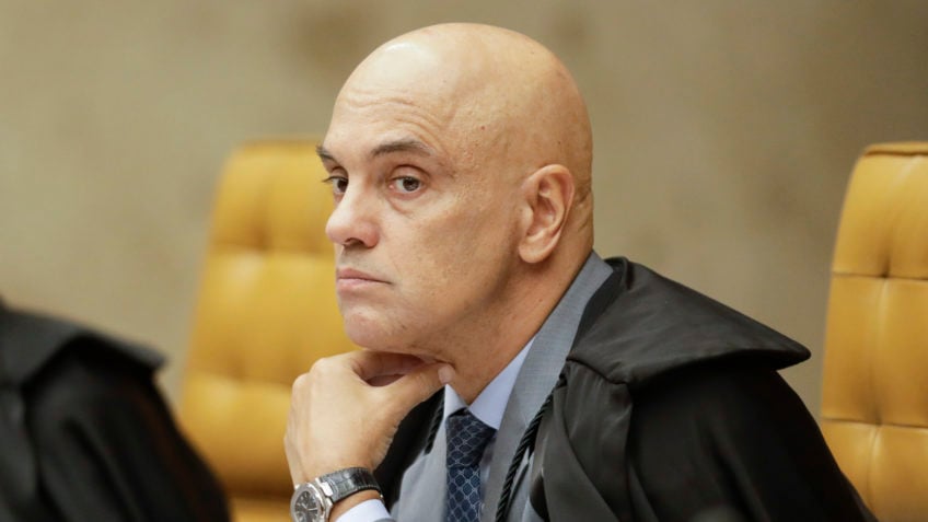 Moraes nega pedido para reter passaporte de Eduardo Bolsonaro