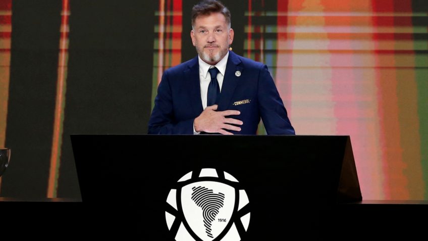 Chefe da Conmebol pede desculpas por fala sobre Brasil