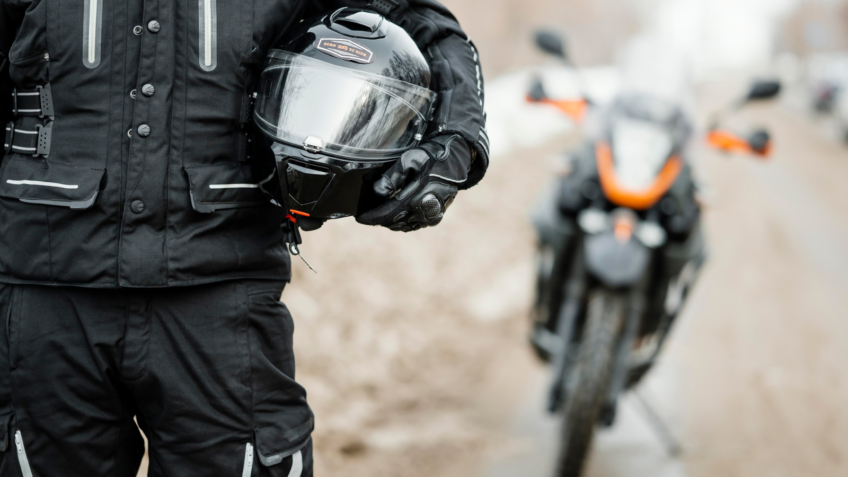 Câmera em capacete registra assalto de moto com tiros em SP