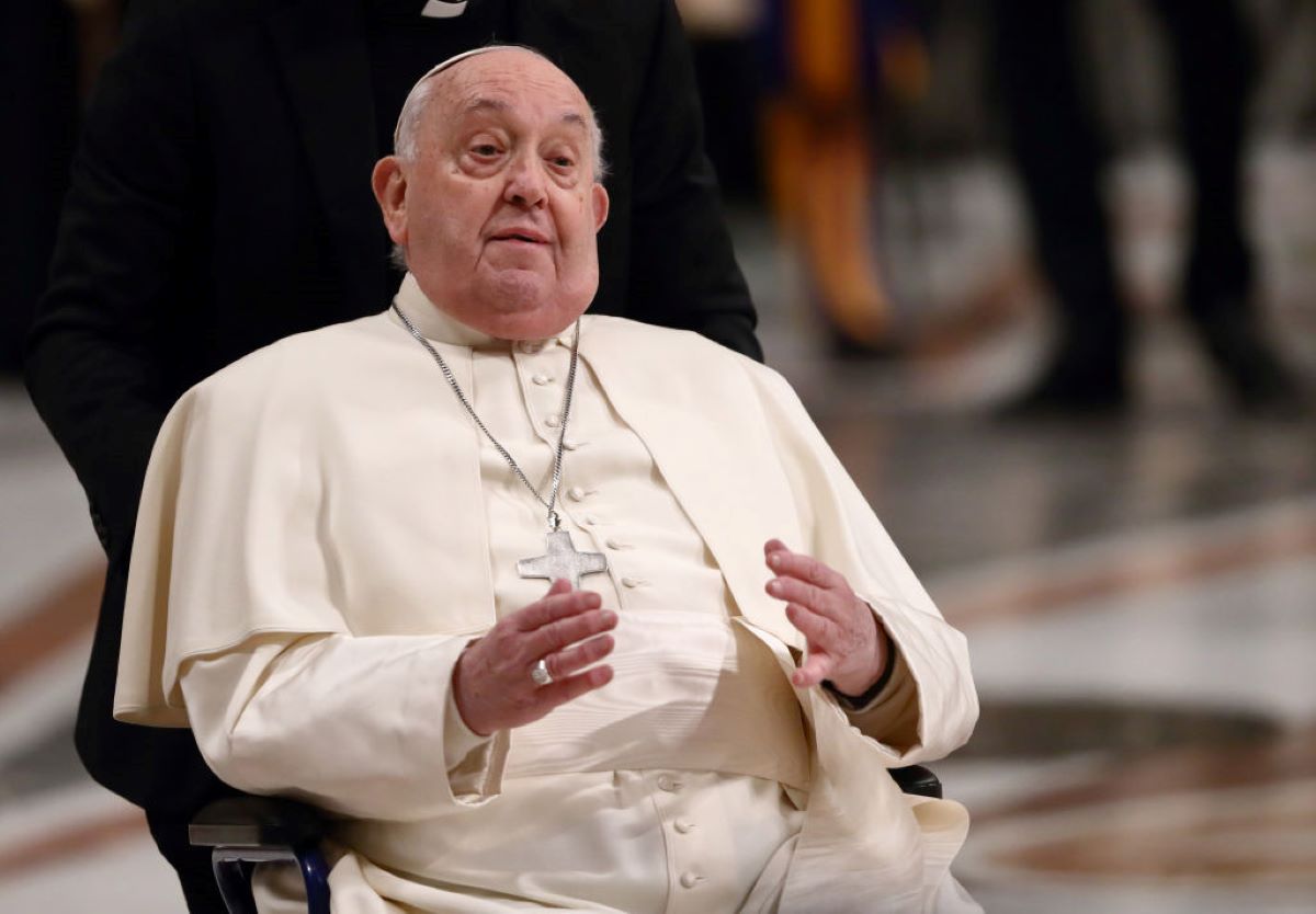 Vaticano: cardeal diz que papa Francisco tem que “reaprender a falar”