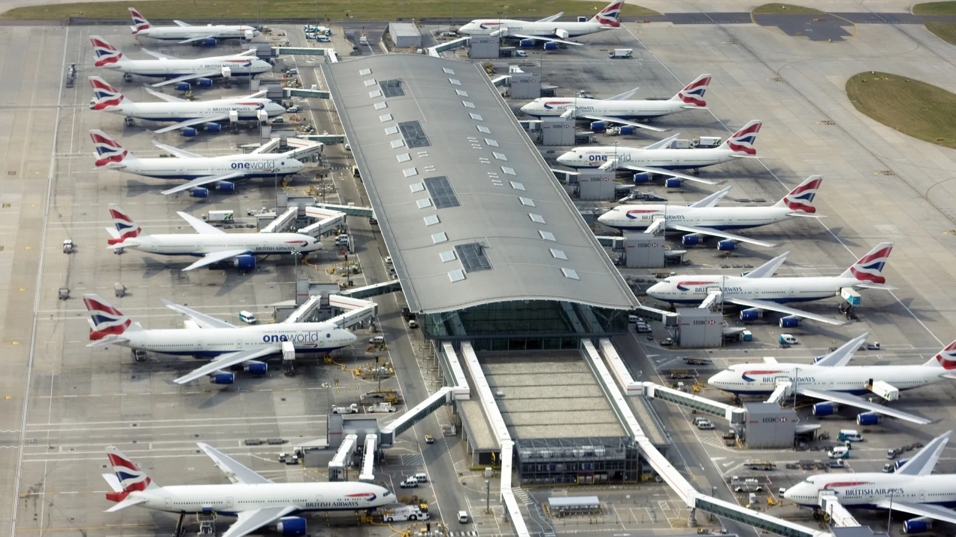 Após incêndio, Heathrow, maior aeroporto da Europa, retoma voos parcialmente