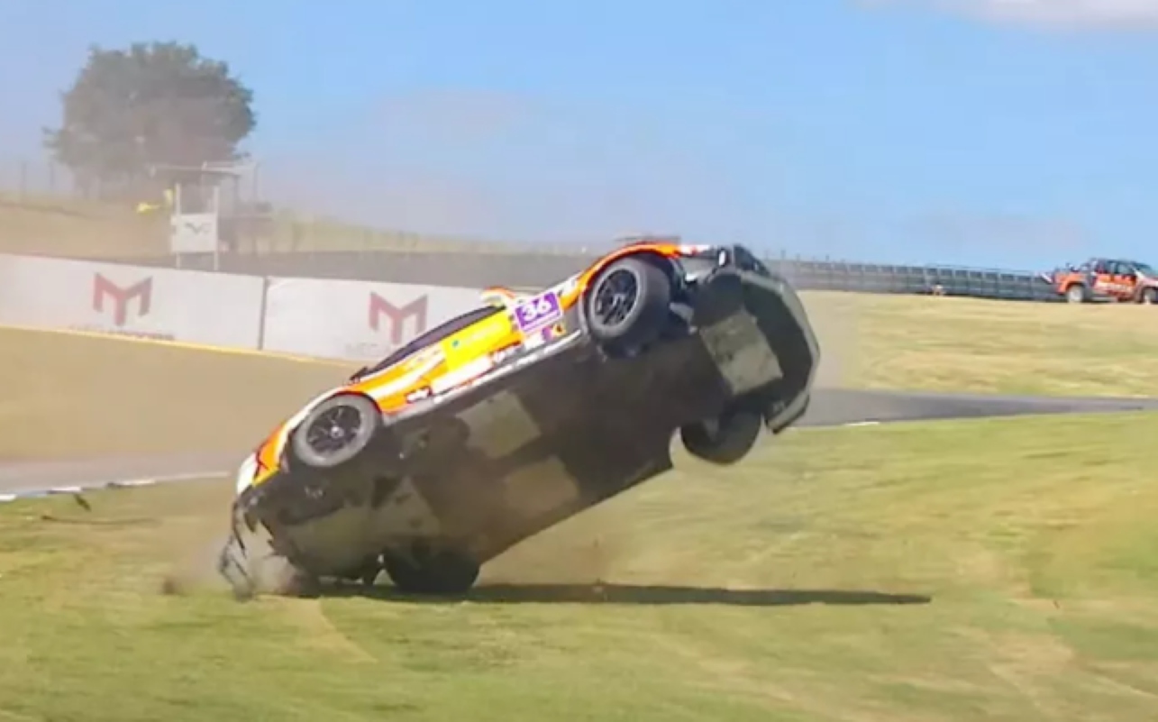 Vídeo: carro capota 6 vezes e interrompe classificação da Porsche Cup