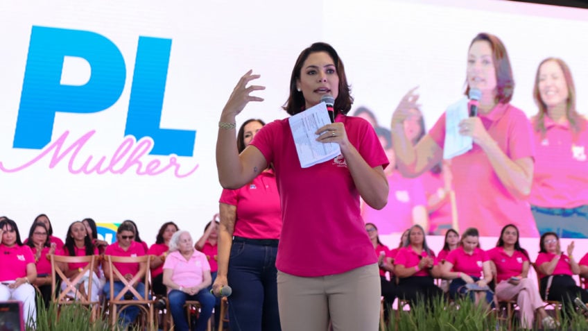 Michelle Bolsonaro recebe homenagens por aniversário