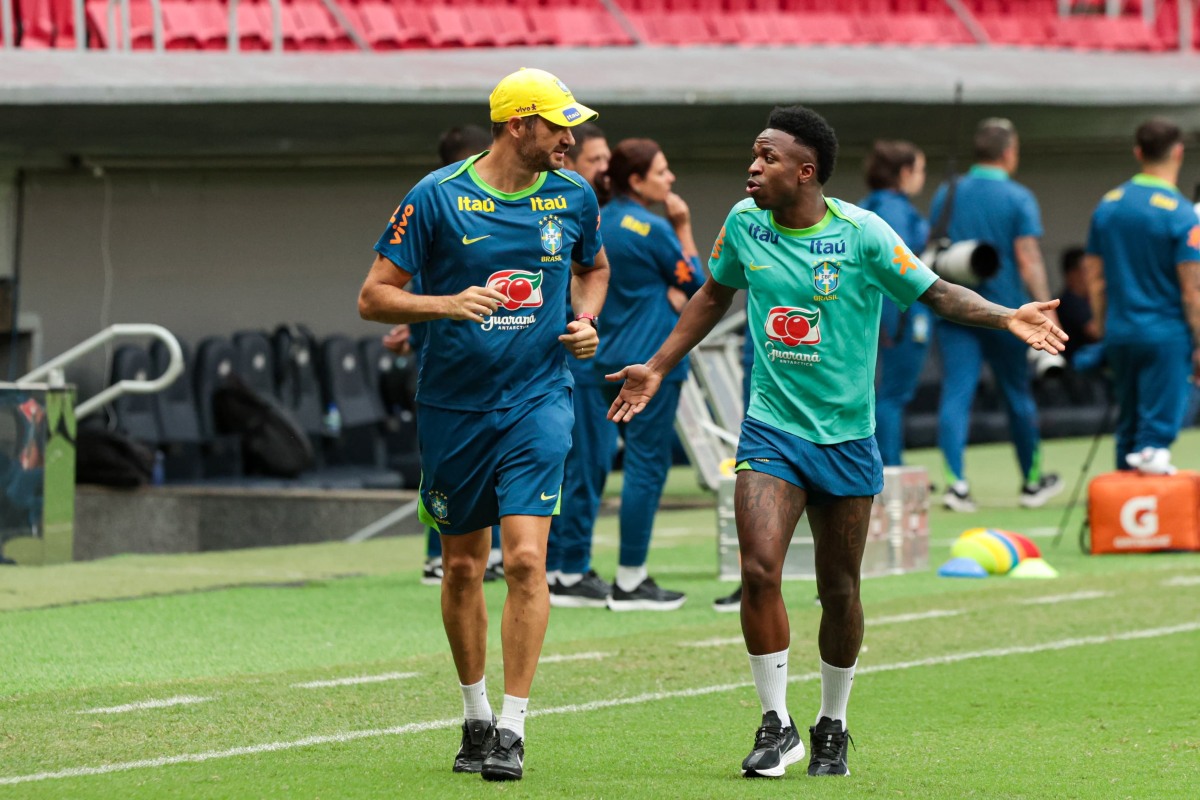 Seleção treina no DF antes de enfrentar a Argentina; Vini Jr é poupado