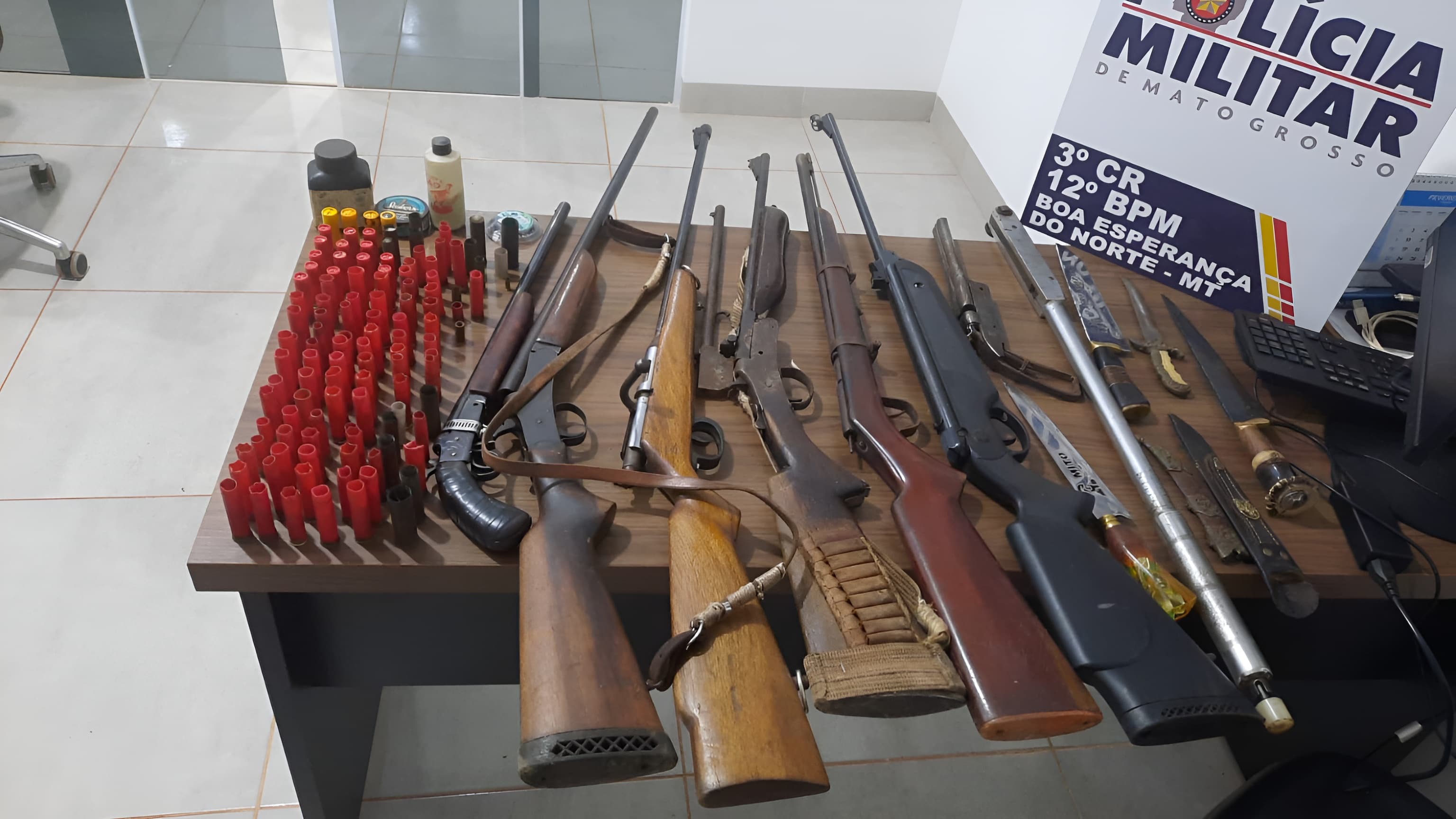 PM prende suspeito de ameaça e tentativa de homicídio e apreende sete armas de fogo em residência