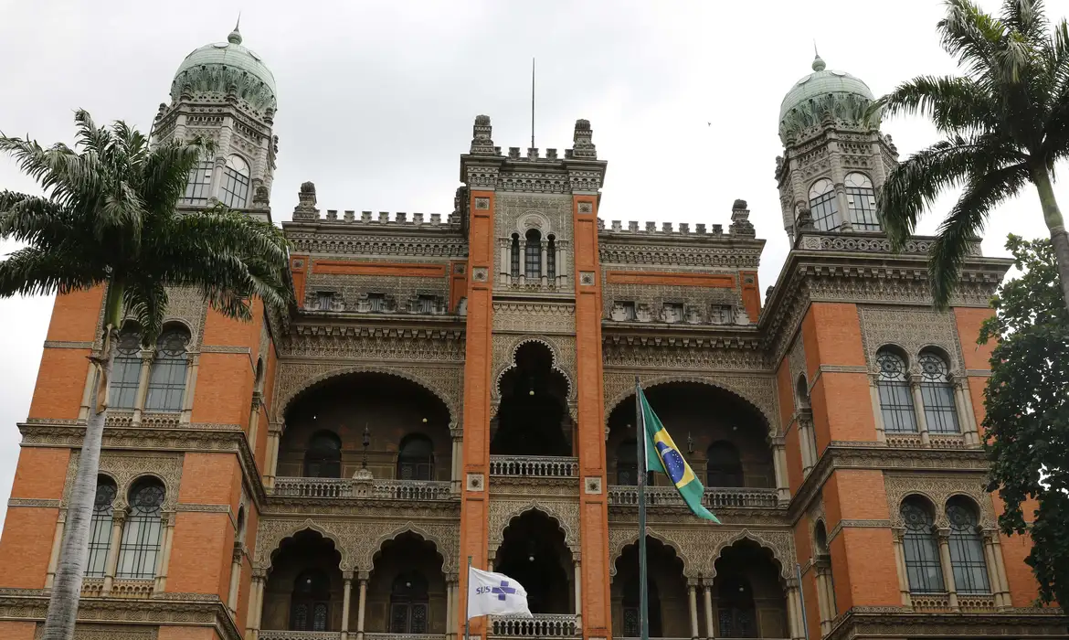 Fiocruz lança IA para ajudar no registro de pesquisas clínicas