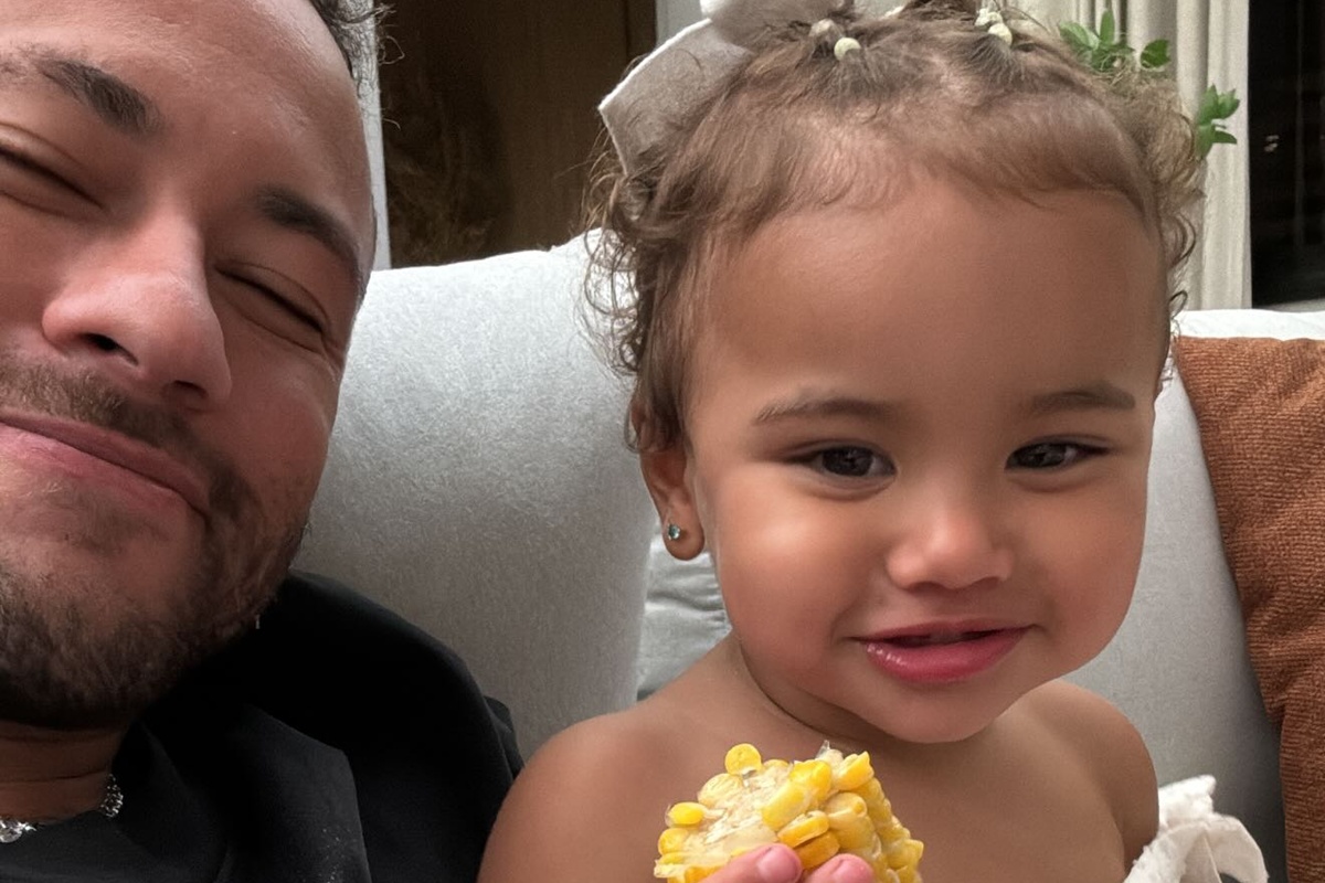 Após polêmica de suposta traição, Neymar posta foto fofa com Mavie