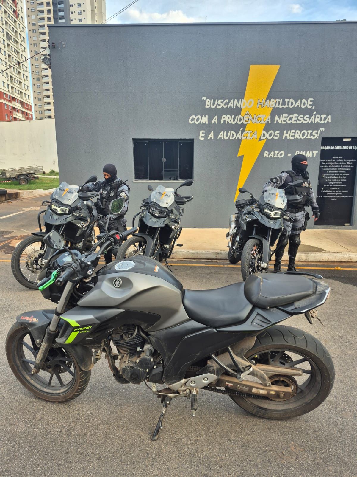 🚨 POLÍCIA MILITAR DE MATO GROSSO (RAIO) REALIZA REMOÇÃO DE VEÍCULO NO CENTRO DE CUIABÁ