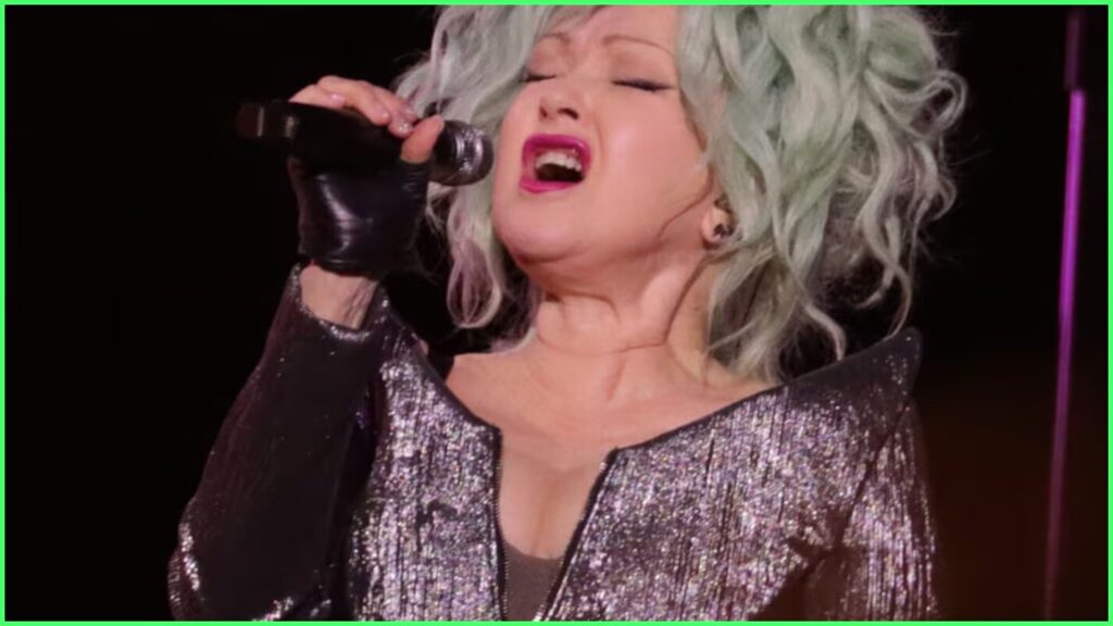 Cyndi Lauper conta como se escondia ao trabalhar em loja Cyndi Lauper conta como se escondia ao trabalhar em loja