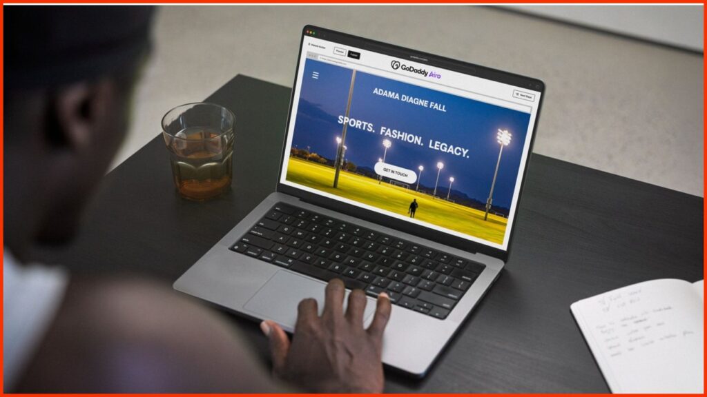 GoDaddy apresenta ferramenta que cria sites com comandos de texto